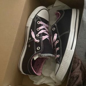 Converse Chuck Taylor All-Star
Madison Ox Hello Kitty Black